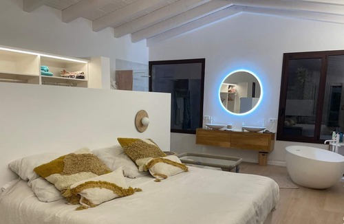 Vall-Llobrega Villa | Villa 'Calma' with Mountain View, Wi-Fi and Air Conditioning