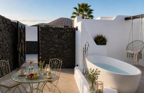 Conil Villa | Villa Chloe Lanzarote - Romantic Sunset Retreat with Outdoor Bathtub