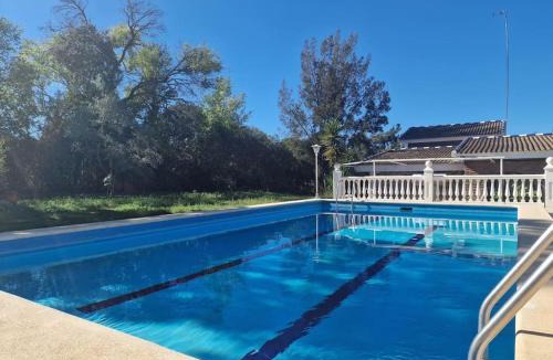 El Garrobo House | Villa Familiar con Piscina Privada y Barbacoa cerca de Sevilla