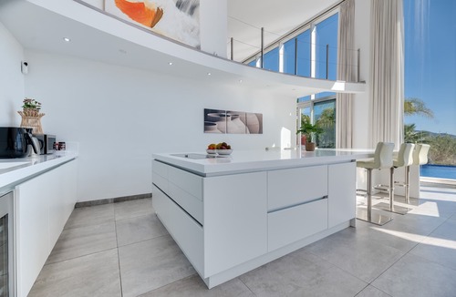 Benahavis Villa | Villa 'Maria' Benahavis with Private Pool, Wi-Fi and Air Conditioning