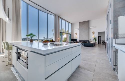 Benahavis Villa | Villa 'Maria' Benahavis with Private Pool, Wi-Fi and Air Conditioning
