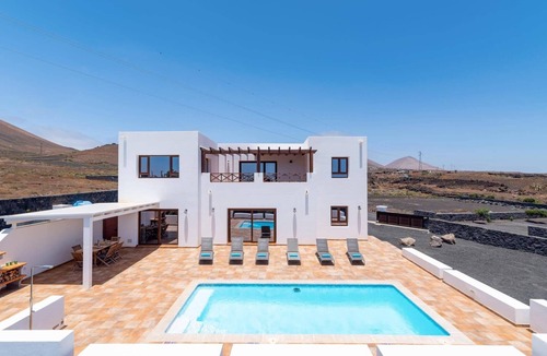 La Asomada Villa | Villa Medio Panuelo by Villa Plus