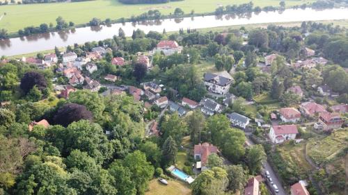Wachwitz Apartment | Villa mit Pool im Park Wachwitzgrund - Große Ferienwohnung in EG der Villa