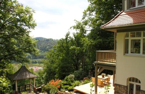 Bad Schandau Apartment | Villa Sonnenburg - Blick auf die Stadt und die Elbe - Parkplätze