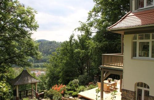 Bad Schandau House | Villa Sonnenburg Gästehaus - Blick auf die Stadt und die Elbe - Parkplatz