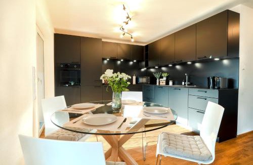 Kempten Apartment | VOYAGE Stadtoase am Fluss I Zentral I freier Parkplatz I Wifi I Netflix I Aufzug