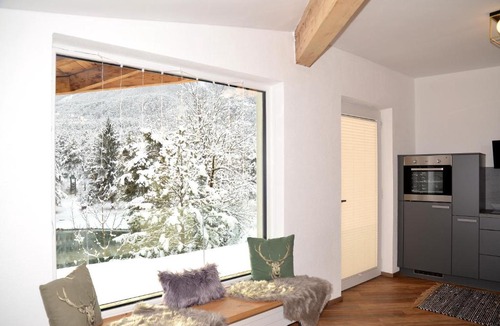 Imst Apartment | Waldcafe - Das Chalet am See