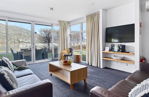 Frankton Apartment | Waterfront Marina Quarters | Modern and comfortable | Great value for money!