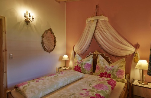 Ehenbichl House | Welcome to our romantic castle chalet in Ehenbichl
