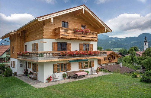 Niederaudorf Apartment | Wildbarren vacation apartment, 52 m² with south-facing balcony and two bedrooms