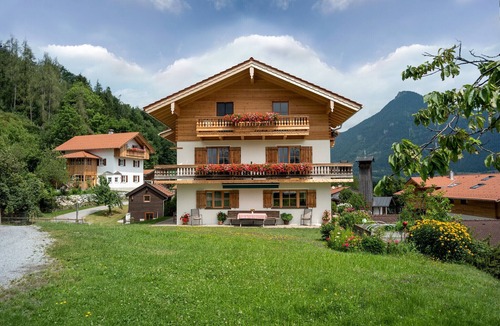 Niederaudorf Apartment | Wildbarren vacation apartment, 52 m² with south-facing balcony and two bedrooms