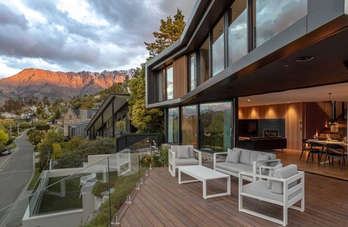 Kelvin Heights House | Willow Waters | Lakeside luxury with all day sunshine & fantastic outdoor living