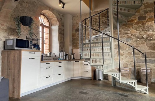 Buhlau Apartment | Wohnen auf 2 Etagen: Kamin, Terrasse, Fass-Sauna, bis 10 Personen
