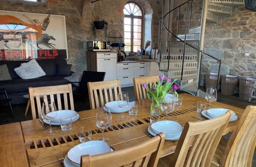 Buhlau Apartment | Wohnen auf 2 Etagen: Kamin, Terrasse, Fass-Sauna, bis 10 Personen