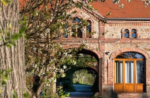 Buhlau Apartment | Wohnen auf 2 Etagen: Kamin, Terrasse, Fass-Sauna, bis 10 Personen