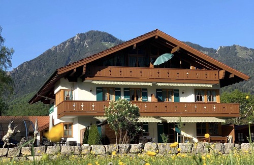 Unterwoessen Apartment | Wohnung Hochgern (Ferienwohnung ca. 52 m², max. 4 Personen, 2 Schlafzimmer, Wohnküche, Balkon, WLAN, TV)