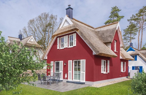 Zirchow Cottage | Wolfs Reetdachhaus am Haff with sauna, terrace & WLAN - Reetdachhaus
