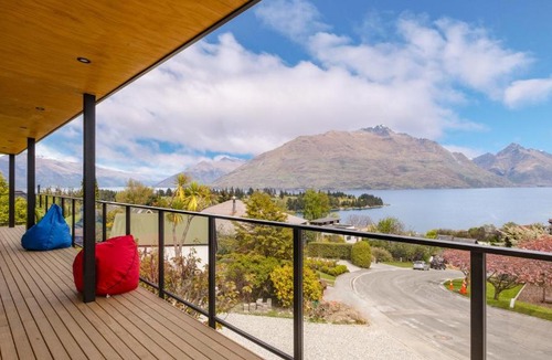 Queenstown City Centre House | World Class Views - 4 On Dublin
