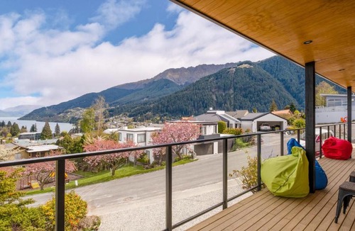 Queenstown City Centre House | World Class Views - 4 On Dublin
