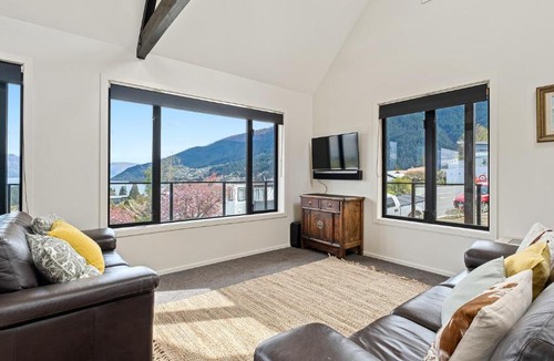 Queenstown City Centre House | World Class Views - 4 On Dublin