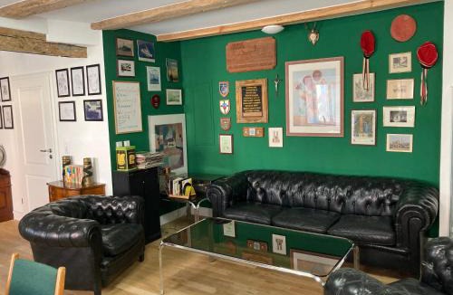 Winterhausen Apartment | wunderschöne Ferienwohnung in Winterhausen mit Küche, Bad und Piano