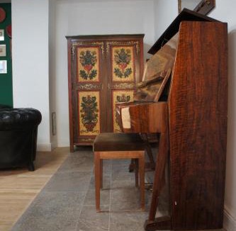 Winterhausen Apartment | wunderschöne Ferienwohnung in Winterhausen mit Küche, Bad und Piano