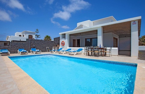 Montana Roja House | Wunderschöne, umweltfreundliche Villa am Meer by Interhome