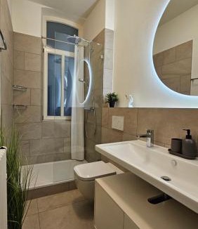 Mitte Apartment | YFB-170m2 Apartment für bis zu 15, modern, 1min zu UBahn, Ruhige Lage, Parkplätze, WIFI, Netflix, Kindergerecht