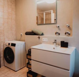 Augsburg-Goggingen Apartment | Zentral, Loggia, TG-Platz