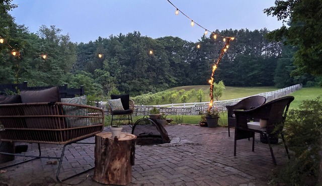 2 Acres of Peace-Walk to Fun- Restaurants, Bars, Shops-River at Back or Property