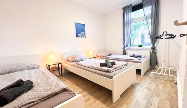 3 Zimmer mit 6 Betten, große Küche, neues Bad, 7min zur A1