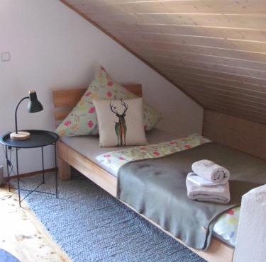 #4 Galeriezimmer mit 2 Betten ,Balkon, Gemeinschaftsbad, Airport nah,freies W-Lan