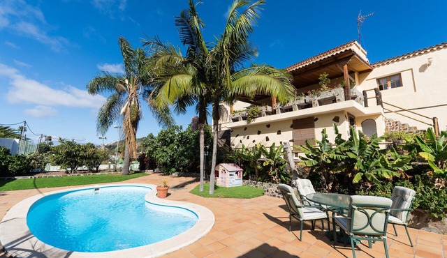 5BR Home - Pool Parking & Tennis Court
