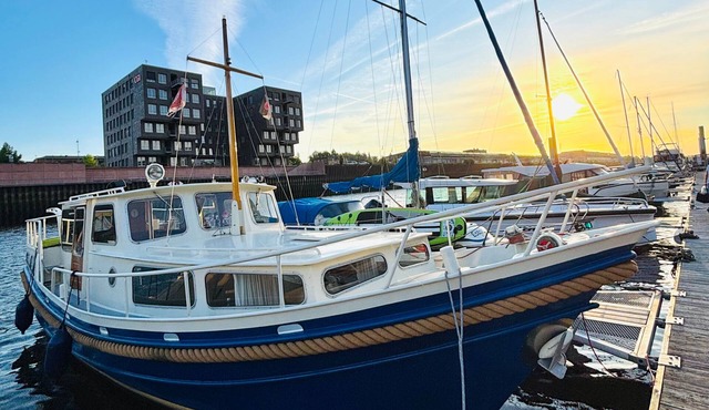 A cozy old-timer: steel boat in the Europahafen, in the middle of Bremen.