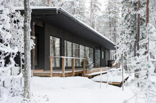 A unique lakeside cottage
