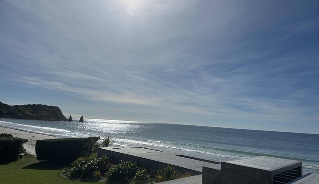 ABSOLUTE BEACHFRONT LUXURY ACCOMODATION Entire home with Private Beach Access
