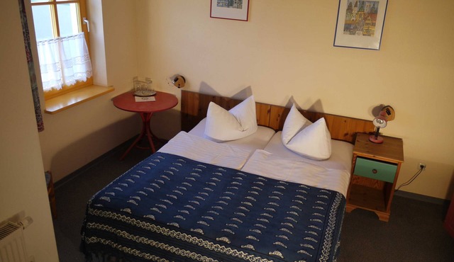 Ackerbürgerei - classic double room (14) on the upper floor - apartments and rooms in