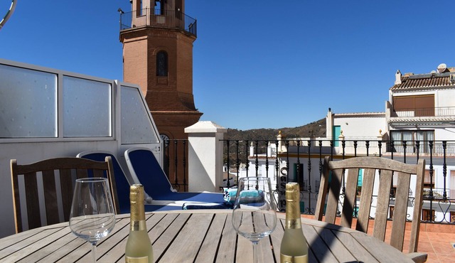 Almijara apartment in the square of Cómpeta with beautiful views