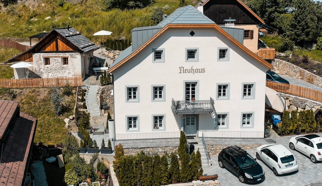 Alpine Apartment - with open air jacuzzi & infrared sauna!