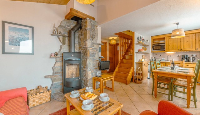 Alpine Duplex w/Balcony & Fireplace, Le Tour (Argentière), France