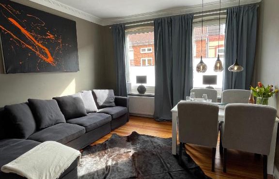 Altbaucharme Deluxe mit Balkon in zentraler Lage