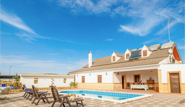 Amazing Home In Lucena