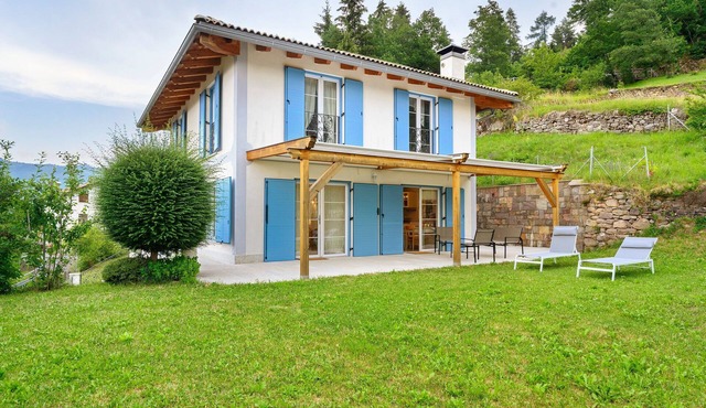 Anika's Home with Private Garden