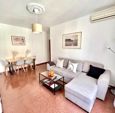 APARTAMENTO VERA, Apartamento de 2 dormitorios con balcón en el centro de Antequera