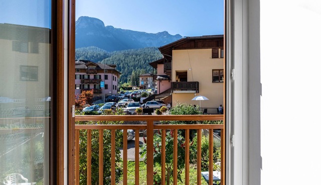 Apartment "Al Sasso Rosso" with Mountain View & Balcony