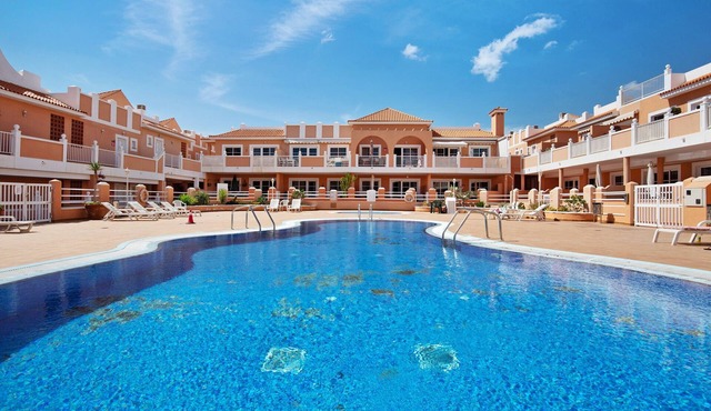 Apartment 'Beautiful 3-Bed' with Pool, Garden and Wi-Fi
