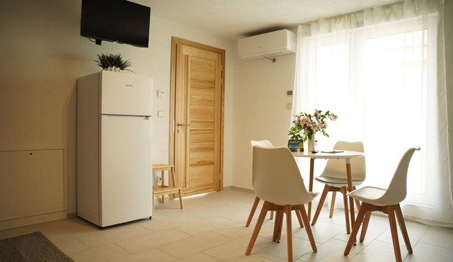 Apartment-Deluxe-Private Bathroom-Patio
