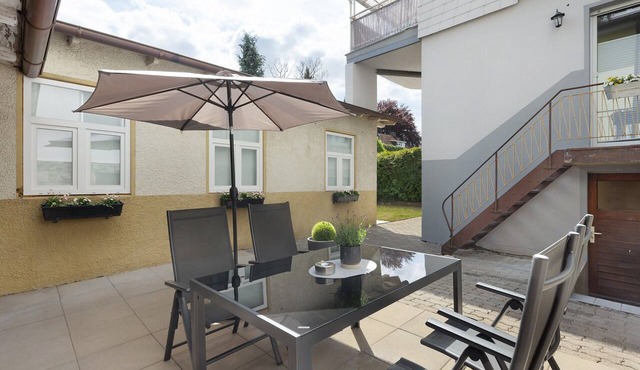 Apartment 'Erdgechoss' with Private Terrace and Wi-Fi