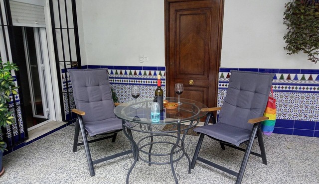 Apartment with central patio, A/C, free private parking and WiFi