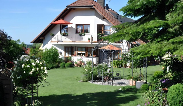 Apartment 'Ferienwohnung Im Rosengarten' with Balcony and Wi-Fi